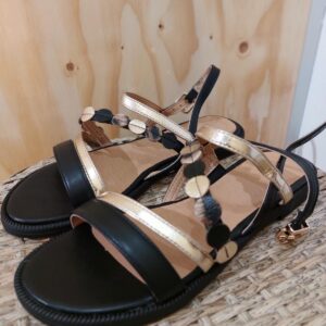 Sandal with shiny strap with decoration black