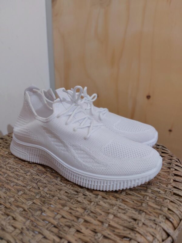 Witte stoffen sneaker