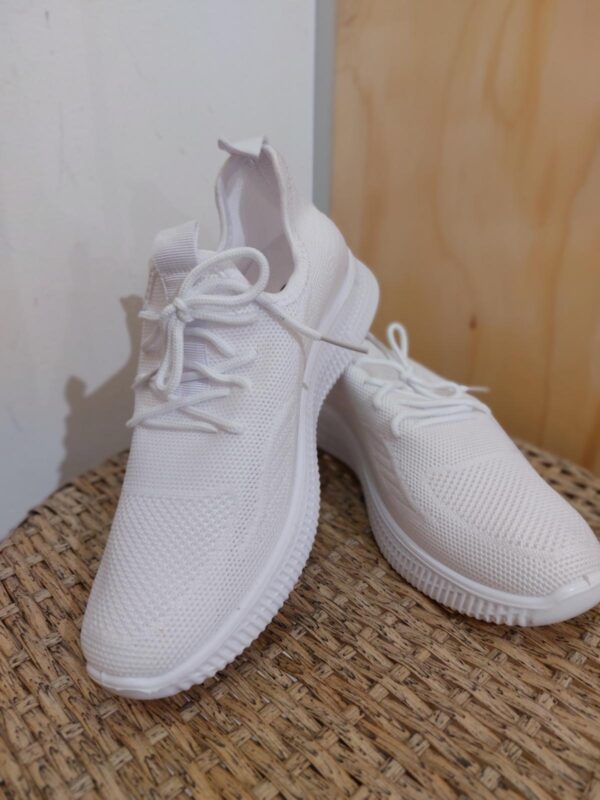 Witte stoffen sneaker