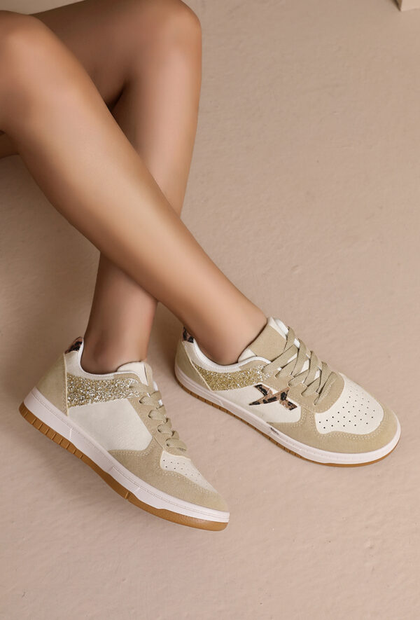 beige sneaker met panterprint en glitter