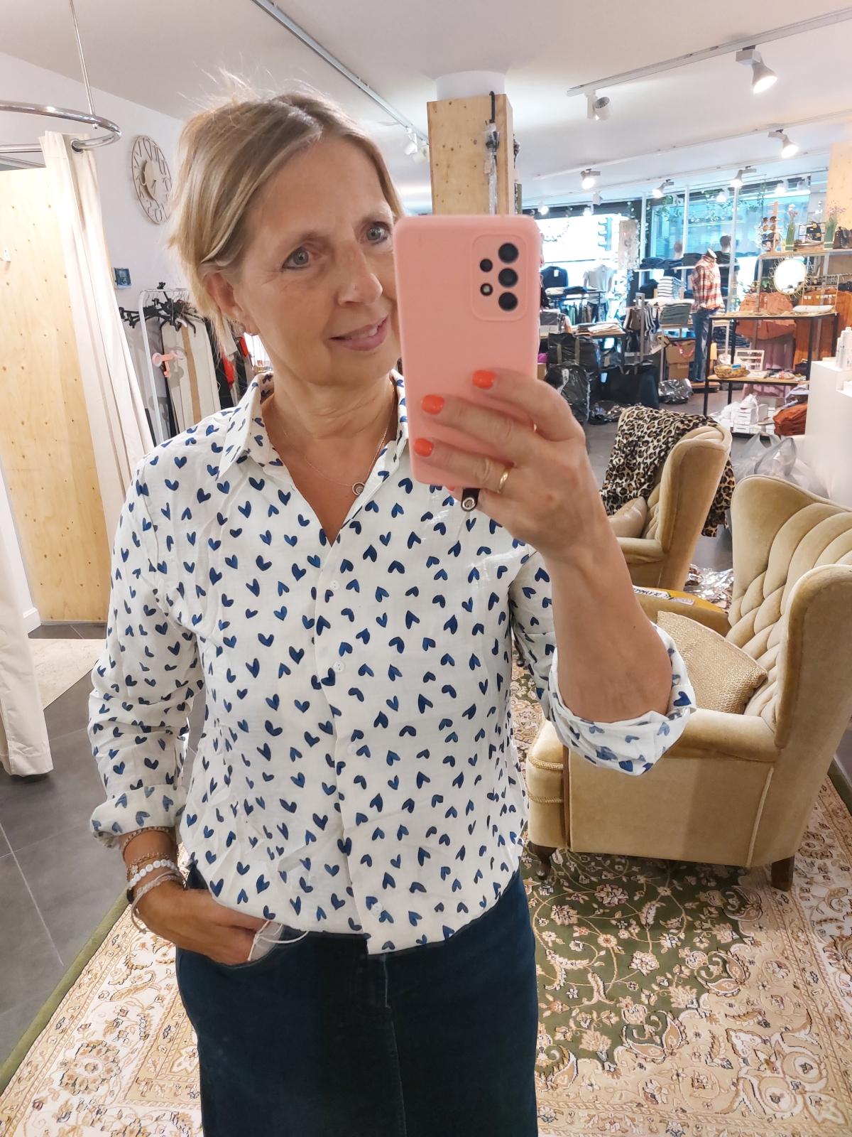 blouse met blauwe hartjes