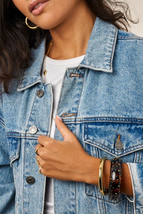 Bruine bangle met goudkleurige studs GOUD