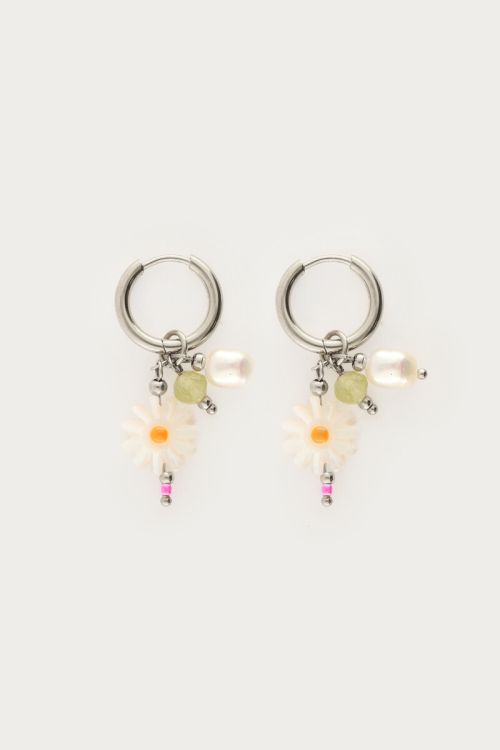 Botanical oorringen met witte bloemen en zoetwaterparels ZILVER