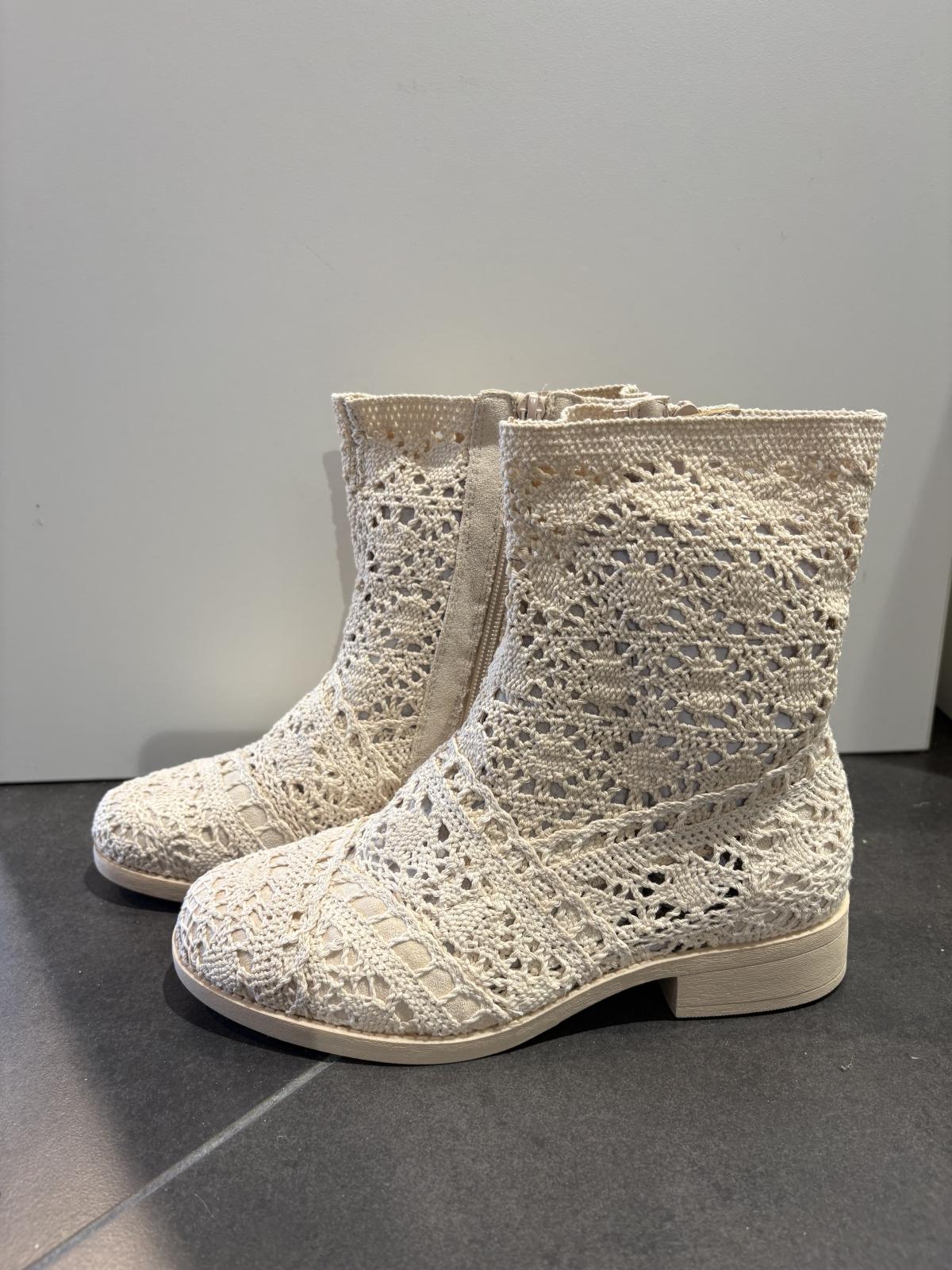 Kort laarsje kant beige