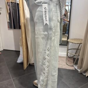 Jeans opengewerkt met bloemen