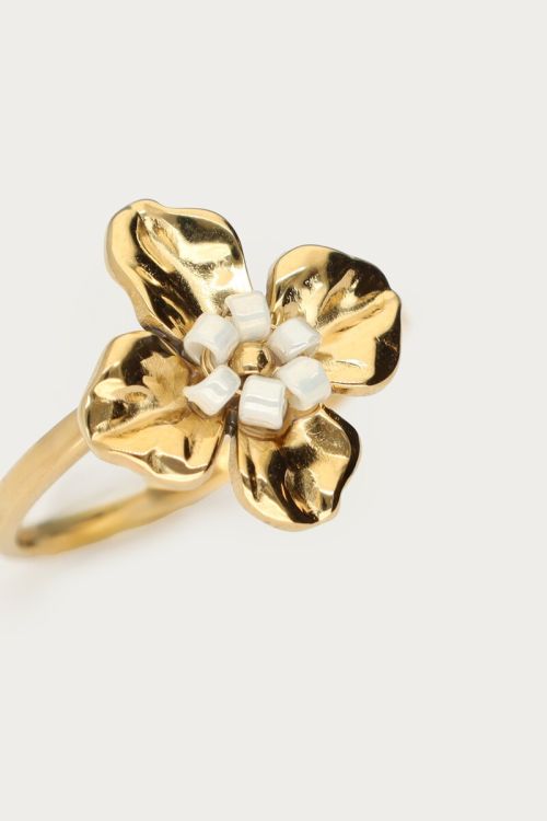 Ring met bloem en witte kralen GOUD